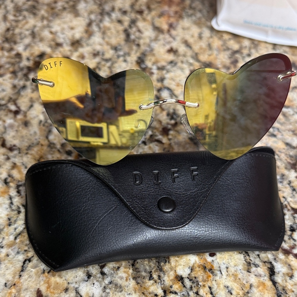 DIFF Eyewear Heart-Shaped Yellow Sunglasses